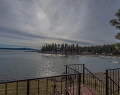 Casa/apartamento entero Perfect Lakefront Vacation Rental Nestled In Big Cove With A Big View (Lake Almanor, EE. UU.)