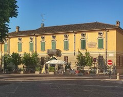 Hotel Palazzo Quaranta (Isola Dovarese, Italy)