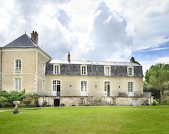 Toàn bộ căn nhà/căn hộ 13 Bedroom Chateau, Sleeps 33 In Mailly-le-château With Pool, Air Con And Wifi (Mailly-le-Château, Pháp)