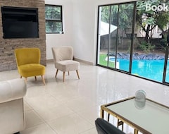 Casa/apartamento entero Cozy Home With A Pool,garden And Small Lapa, 2 Bed (Sandton, Sudáfrica)