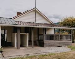 Casa rural Charming 1916 Farmhouse W/ Hot Tub, Firepit, 40 Acre Farm Close To Skagit River (Rockport, ABD)