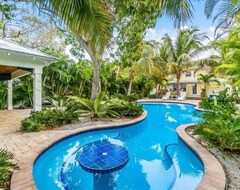 Toàn bộ căn nhà/căn hộ Lovely Historic Renovated Cottage W/huge Heated Pool, Backyard Oasis/cabana/bar (Anna Maria, Hoa Kỳ)