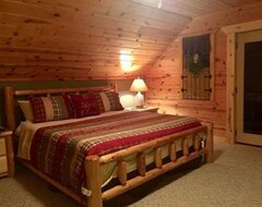Entire House / Apartment Up North Getaway Full Log Home On 40 Acres (Clare, USA)