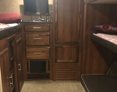 Hotel Spacious And Luxurious 37 Ft Rv Trailer (Hollister, USA)