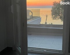 Tüm Ev/Apart Daire Seafront Apartment (Mistegna, Yunanistan)