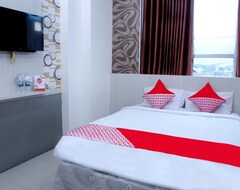 Khách sạn OYO 861 R Four Hotel (Palu, Indonesia)