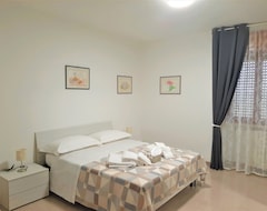 Toàn bộ căn nhà/căn hộ Alice Room In A Comfortable B&b With Swimming Pool, Air Conditioning. (Roccaspinalveti, Ý)