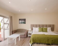Hotel Small Bay Guest House (Bloubergstrand, South Africa)