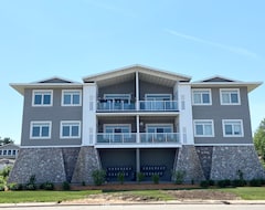 Entire House / Apartment Gorgeous Lake Pepin Views! Open 4th Of July! (Lake City, USA)