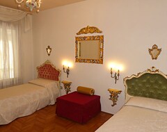 Cijela kuća/apartman Palazzo Rossi Apartment 1a In The Old Town With Balcony, Free Parking And Wifi (Treviso, Italija)