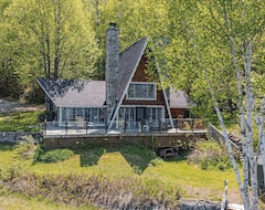 Entire House / Apartment The Bison - Waterfront A-frame With Private Dock (Grand-Remous, Canada)