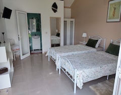Hotelli Guest House Bed & Breakfast- Quarto-De Hospedes. Nazaré- Alcobaça (Alcobaça, Portugali)