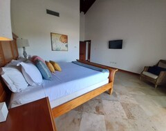 Hotelli Pristine Bay Resort (Roatán, Honduras)