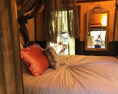 Hotel Farm Treehouse; Glamping In The Wine Country! (Temecula, USA)