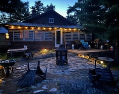 Entire House / Apartment Mcgregor Bay Heritage Log Lodge Pet Friendly (Little Current, Canada)