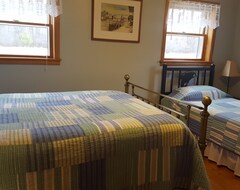 Entire House / Apartment Bay Breeze Cottage - 4 Season Fully Outfitted Vacation Getaway! (Oconto, USA)