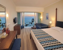 Alexander The Great Beach Hotel (Pafos, Cipar)