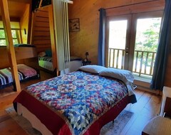 Entire House / Apartment Family-friendly 40 Acre Chicaugon Lake Log Cabin (Crystal Falls, USA)