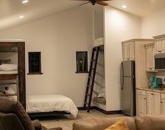 Bed & Breakfast Luxury Villa Near Zion National Park | Private Pool, Spa, Sauna, Yard, & More! (Colorado City, Sjedinjene Američke Države)