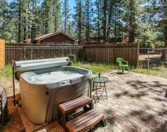 Koko talo/asunto Cozy Mountain Retreat, Newly Renovated, Nearby Lake & Skiing, Woodburning Stove! (Big Bear Lake, Amerikan Yhdysvallat)