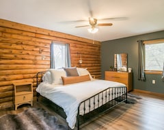 Toàn bộ căn nhà/căn hộ Beautiful Log Cabin Tucked Away On 5 Acres (Bloomfield, Hoa Kỳ)