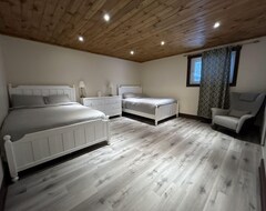 Entire House / Apartment Muskoka Waterfrnt 8 Acre, 2200 S.F !3 Bedrm+Bunkie.Sleeps12, Privacy+,5 Reviews (Midland, Canada)