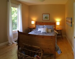 Entire House / Apartment Lovely Lakefront Cottage Near Sandy Beaches And Hiking / Biking Trail (Halifax, Canada)