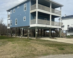 Entire House / Apartment Unique Waterfront Resort Minutes From New Orleans! Nearby Plantations! (Vacherie, USA)