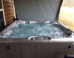 Hele huset/lejligheden New Hot Tub! River Front & Mountain View Cabin, Tube, Fish, Pool, Close To Helen (Hiawassee, USA)