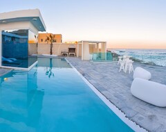 Koko talo/asunto A Spectacular Brand New Contemporary Villa Nestled Just In Front Of The Sea! (Marsaskala, Malta)