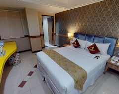 Amarelo Hotel Solo (Surakarta, Indonesia)