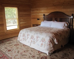 Entire House / Apartment The Heights Cabin, Solid Wood Log Cabin With Awesome Views (Manchester, USA)