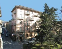 Khách sạn Hotel Savona (Alba, Ý)