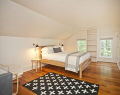 Hele huset/lejligheden New! Cazenovia Farmhouse With A View (Cazenovia, USA)