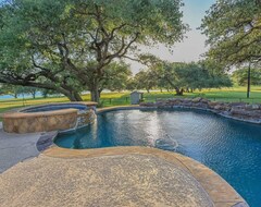 Casa/apartamento entero Klekar-gin Country Retreat | 112 Acres, Pool/hot Tub, Stocked Pond | Sleeps 12 (Schulenburg, EE. UU.)