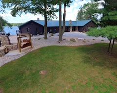 Entire House / Apartment Large Lakefront House With Indoor Pool & Hot Tub! (Clare, USA)