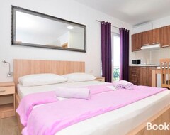 Khách sạn Apartments Valentino (Podgora, Croatia)