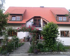 Toàn bộ căn nhà/căn hộ Bright Apartment In The Green For 6-8 People Near Lake Constance (Unterwaldhausen, Đức)