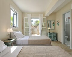 Tüm Ev/Apart Daire Seaside Naxos • 2 Villas • Private Pool • 7 Bedrooms / 6 Bath • Sleeps18 @ Plaka (Naxos - Chora, Yunanistan)