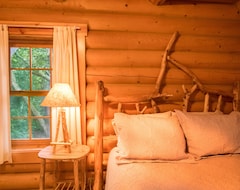 Entire House / Apartment Dancing Bear Lodge--luxury Log Cabin Getaway (Fort Calhoun, USA)