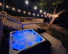 Toàn bộ căn nhà/căn hộ Lake House With Hot Tub + Fire Pit (Azle, Hoa Kỳ)