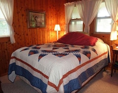 Entire House / Apartment Cottage & Suite On A Quiet Lake + Free Kayaks! (Waupaca, USA)