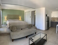 Hotel Dali Suites (Tijuana, Mexico)