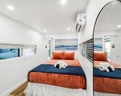 Hotel Oasis Container Home (Davie, USA)