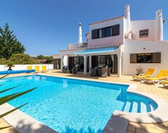 Hele huset/lejligheden Superb 3 Bedroom Detached Villa With Heated Pool, Golf & Sea Views, Carvoeiro (Lagoa, Portugal)