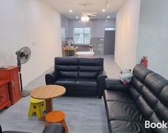 Entire House / Apartment Happy Living (Sibu, Malaysia)