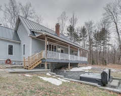 Toàn bộ căn nhà/căn hộ Dog-friendly Mountain-view Home With Private 7-person Hot Tub, Fireplace, & Deck (Cavendish, Hoa Kỳ)
