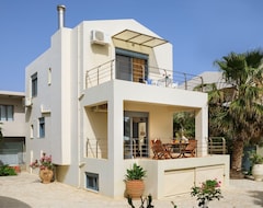 Koko talo/asunto Beach villa in Almirida next to all amenities and the sandy beach (Almirida, Kreikka)