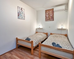 Toàn bộ căn nhà/căn hộ 6 Bedroom Accommodation In Kapela (Kapela, Croatia)