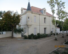 Toàn bộ căn nhà/căn hộ Roches Fleuries - Villa In The Grounds Of Old Chateau, Where The Old Meets New (Lézignan-la-Cèbe, Pháp)